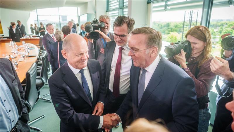 Letzte Runde im Scholz-Kabinett ohne Tränen und Geschenke Der geschäftsführende Verteidigungsminister Boris Pistorius (r., SPD) dürfte auch dem nächsten Kabinett angehören.