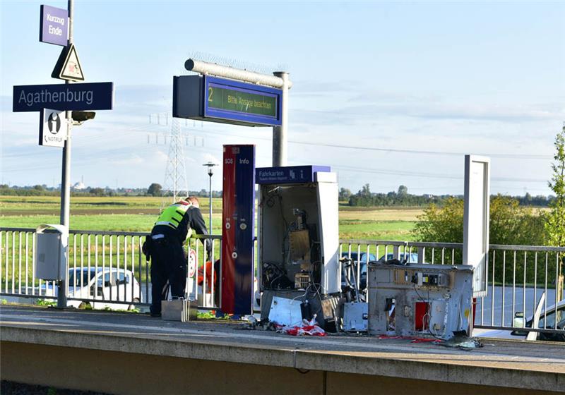 Der gesprengte Fahrkartenautomat in Agathenburg. Foto: Beneke