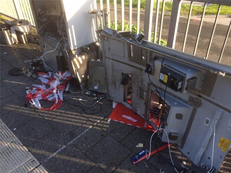 Fahrkartenautomat gesprengt - Verkehr rollt wieder Der gesprengte Fahrkartenautomat in Agathenburg. Foto: Vasel
