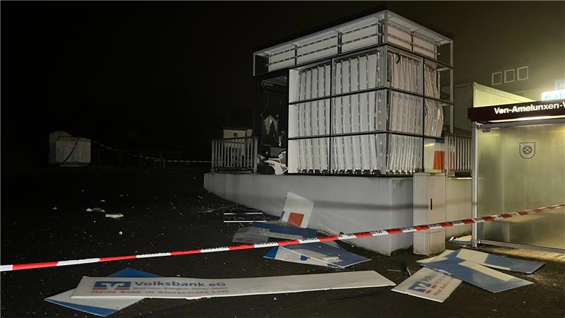 Geldautomaten-Sprenger immer skrupeloser – Polizisten schwer verletzt Der gesprengte Geldautomat in Melle im Landkreis Osnabrück nahe der niederländischen Grenze. Foto: Albrecht/Kipp/Nord-West-Media/dpa
