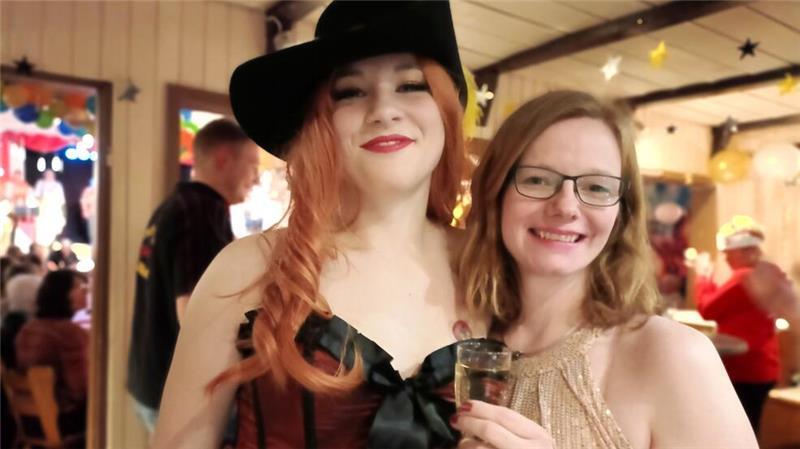 Oldendorf olé: Hinter den Kulissen der Faschingssitzung Der gestiefelte Kater alias Fenja Neumann (links) mit Fotografin Anja Helmke.