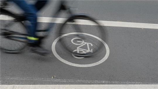 Der gesuchte Radfahrer soll auf einem dunklen Fahrrad unterwegs gewesen sein. (Symbolbild)