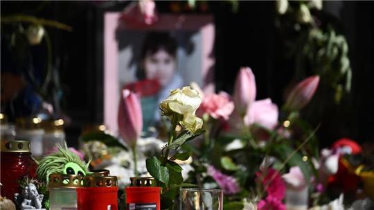 Der gewaltsame Tod der neunjährigen Valeriia hatte im Juni 2024 viele Menschen erschüttert - im sächsischen Döbeln wurde mit Kerzen und Blumen des Mädchens gedacht (Archivbild).
