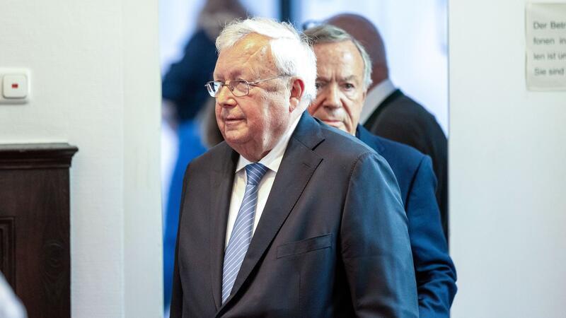 Cum-Ex-Prozess gegen Bankier Olearius eingestellt „Der gleiche Rechtsstaat, der Olearius nun vor einem Verfahren schützt, dem er nicht mehr gewachsen ist, hätte ihn schon früher entschlossen anklagen müssen“, sagt der frühere Grünen-Bundestagsabgeordnete und jetzige Vorstand der Bürgerbewegung Finanzwende, Gerhard Schick.