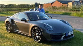 Der graue Porsche 911 Turbo S hat das Kennzeichen ROW-XX 581.