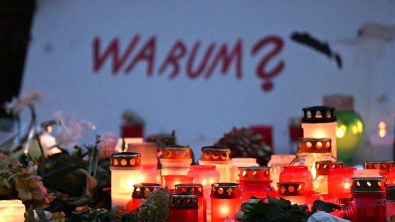 Der grausame Tod von drei Menschen bei einem Stadtfest in Solingen hat eine bundesweite Debatte um das Asylrecht ausgelöst.