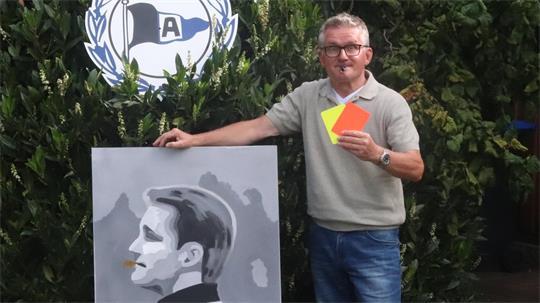 Der große Fan des DSC Arminia Bielefeld in seiner gewohnten Art mit Pfeife im Mund und weit geöffneten Augen. Einst wurde Helmut Willuhn von einer Geschäftspartnerin gezeichnet.