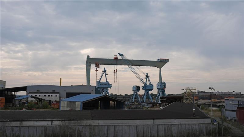 Der große Jucho-Portalkran steht nahe mehreren Portalkränen auf dem Gelände. (Archivbild)