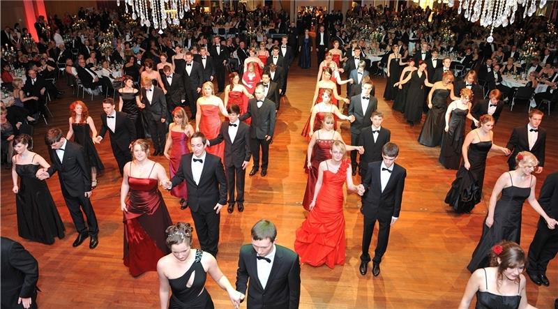 Der große Moment : Die Debütanten marschieren in den festlich geschmückten Saal ein – bis dahin ist es viel Arbeit.