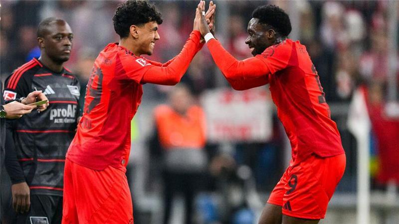 Kanes Coolness und das Comeback der Münchner Dominanz Der große Moment für Adam Aznou (l): Der 18-Jährige wird für Geburtstagskind Alphonso Davies eingewechselt, der sich mit dem Debütanten freut.