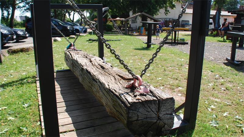Der große Spielplatz lädt Kinder und Erwachsene zum Spielen und Relaxen ein.