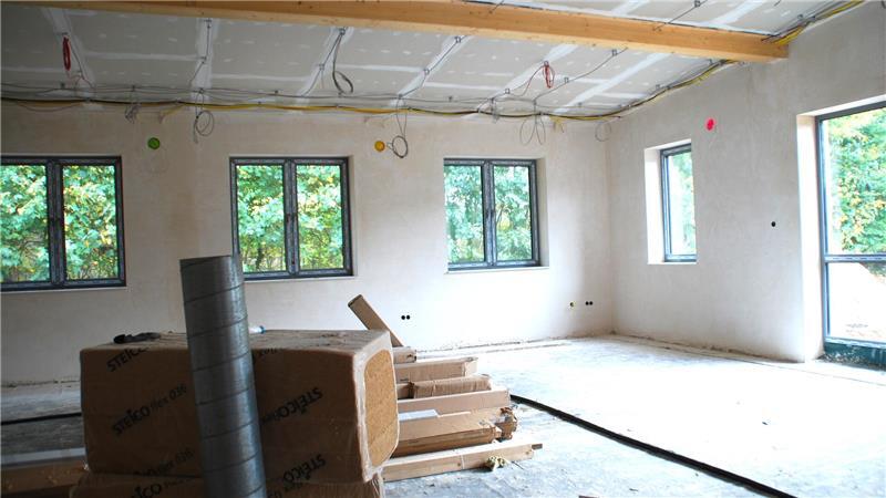 Deinste erhält neuen Dorfmittelpunkt - mit E-Auto-Ladestation Der großzügige Schulungsraum für die Feuerwehr.