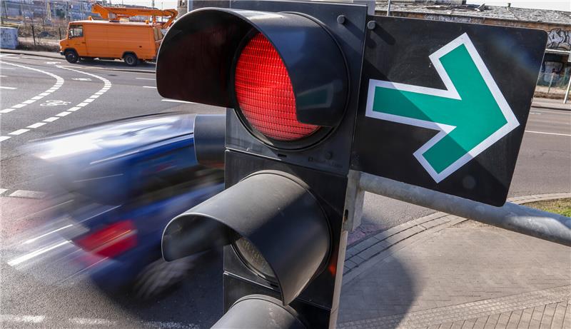 Das sind die größten Verkehrsirrtümer Der grüne Rechtsabbiegerpfeil muss wie ein Stoppschild behandelt werden. Foto: Jan Woitas/dpa/dpa-tmn