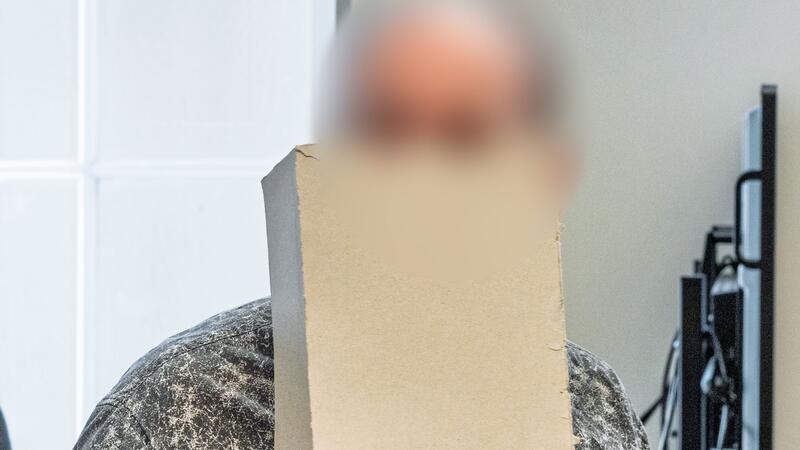 Der heute 62 Jahre alte Angeklagte wurde wegen Mordes an einem transsexuellen Prostituierten im Jahr 1983 verurteilt.
