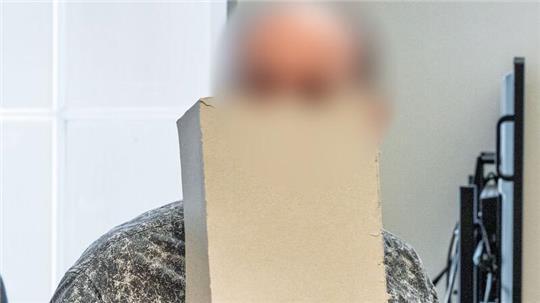 Der heute 62 Jahre alte Angeklagte wurde wegen Mordes an einem transsexuellen Prostituierten im Jahr 1983 verurteilt.
