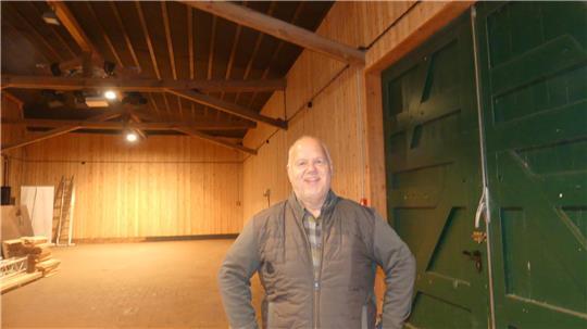 Der hintere Teil der Kulturscheune wurde in den vergangenen Monaten schallisoliert und mit Holz verkleidet. Fördervereinsvorsitzender Heino Baumgarten betont, das sei nötig gewesen, um den Lärmschutz für Nachbarn zu verbessern.