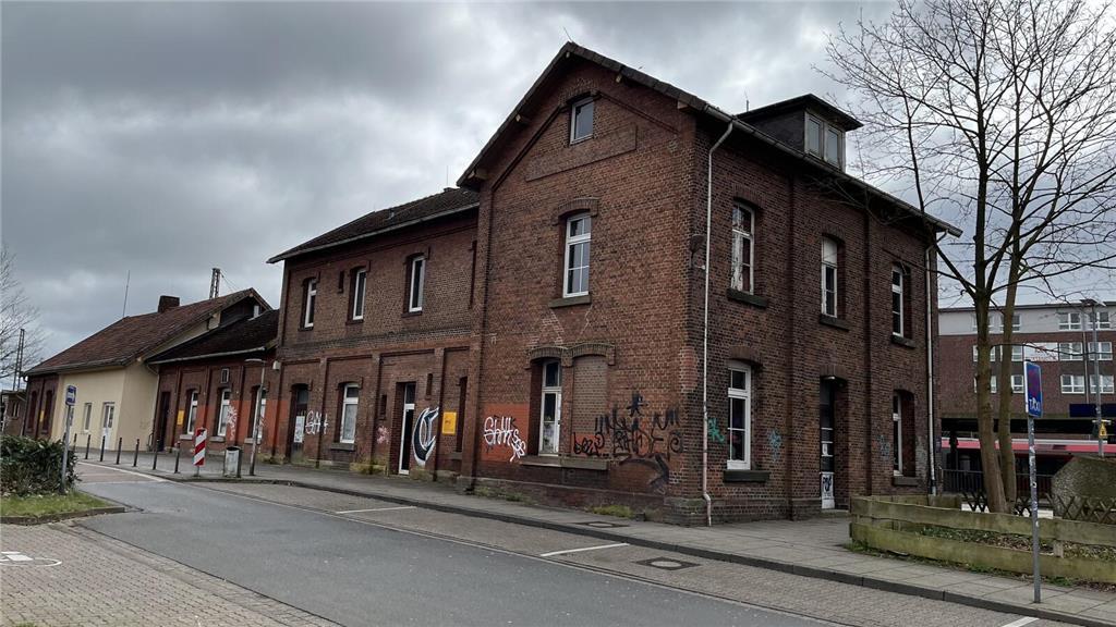 Der historische Buxtehuder Bahnhof wird seit Jahren nicht mehr genutzt und ist s...
