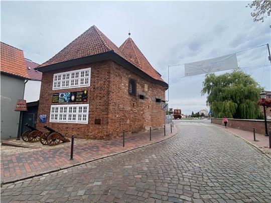 Der historische Marschtorzwinger öffnet die Türen zur aktuellen Kunstausstellung „Zwischen Glamour und Ratio“. Foto: Weselmann