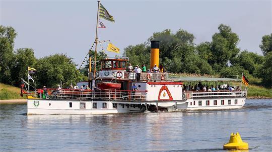 Der historische Raddampfer „Kaiser Wilhelm“ gerät auf der Elbe auf eine Sandbank. (Archivbild)
