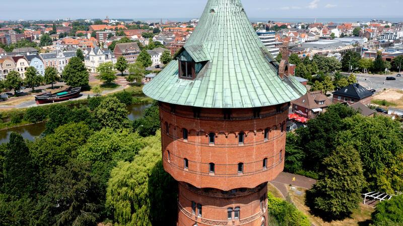 Der historische Wasserturm steht im Stadtzentrum (Luftaufnahme mit Drohne). 