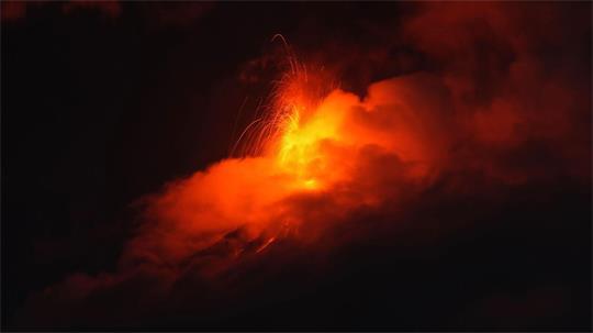 Der hochaktive Feuervulkan (Volcán de Fuego) in Guatemala verbreitet mit einer Eruption Angst und Schrecken. 