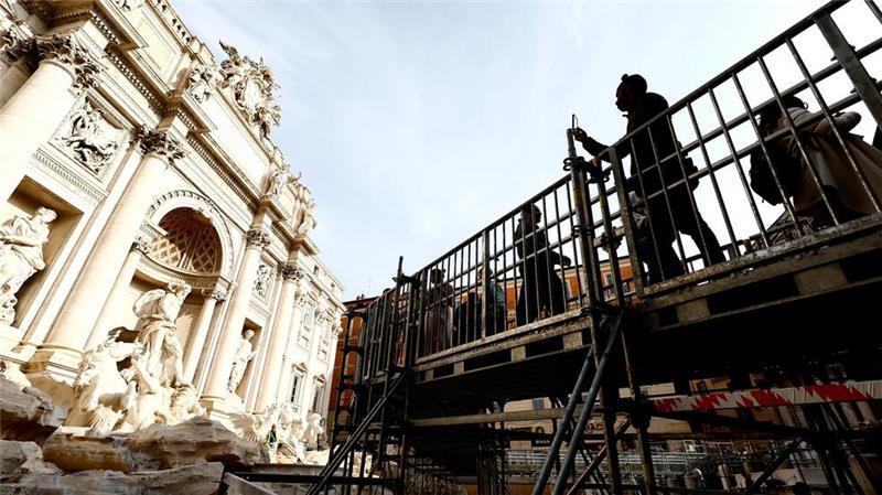 Ungewöhnliche Aussicht: Trevi-Brunnen über Steg begehbar Der hufeisenförmige Steg führt Besucher vorbei an der Fassade aus Marmor und Travertin.