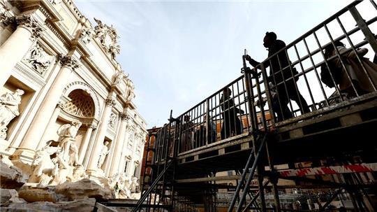 Der hufeisenförmige Steg  führt Besucher vorbei an der Fassade aus Marmor und Travertin.