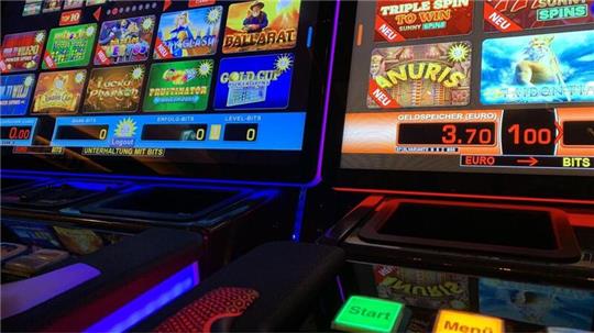 Der hypnotisierende Charme eines Spielautomaten, eingefangen in einem Moment der Spannung und Hoffnung. 
