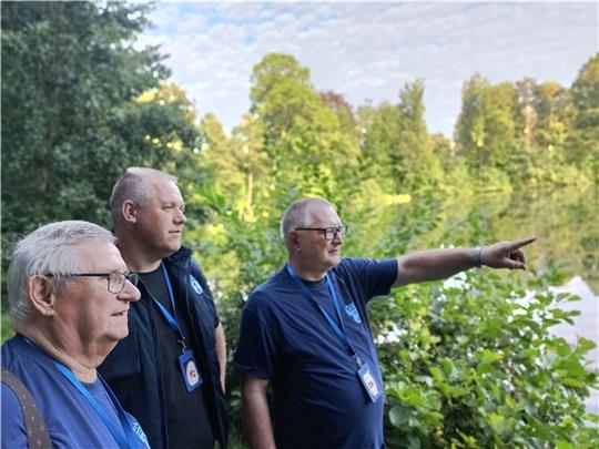 Der idyllische Horstsee. Fischereiaufseher Thomas Piper (rechts) zeigt beim Kontrollgang mit seinen Kollegen Harald Bethge (links) und Kai Hagenah auf eine Stelle, an der gerade große Fische zu sehen sind. Fotos: Bisping