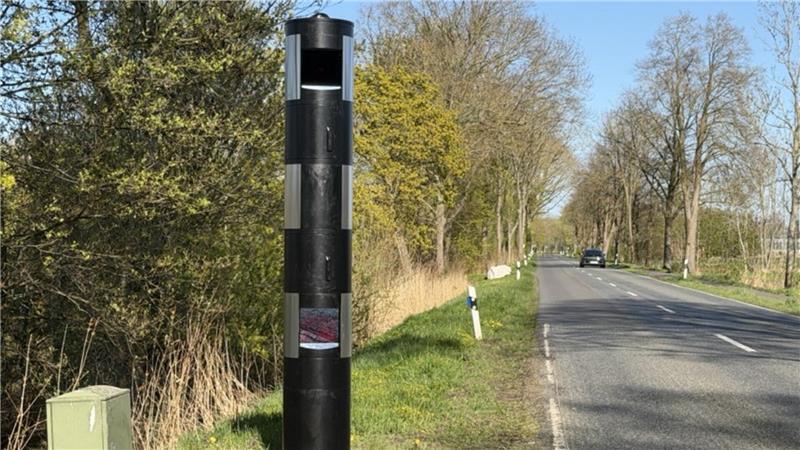 Der im November zerstörte Blitzer wurde durch einen neuen ersetzt.