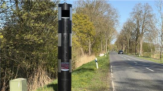 Der im November zerstörte Blitzer wurde durch einen neuen ersetzt.