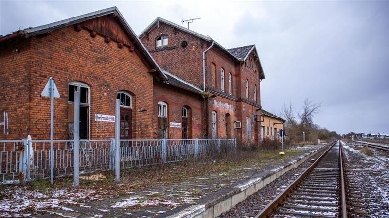Der im Privatbesitz befindliche Bahnhof Malchow in Mecklenburg-Vorpommern ist seit Jahren geschlossen und verfällt. (Archivbild)