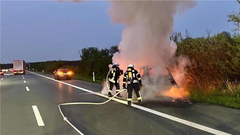 Auto steht auf A1 in Flammen – Feuerwehr steckt in Rettungsgasse fest Der in Vollbrand stehende Mercedes-Benz SUV.