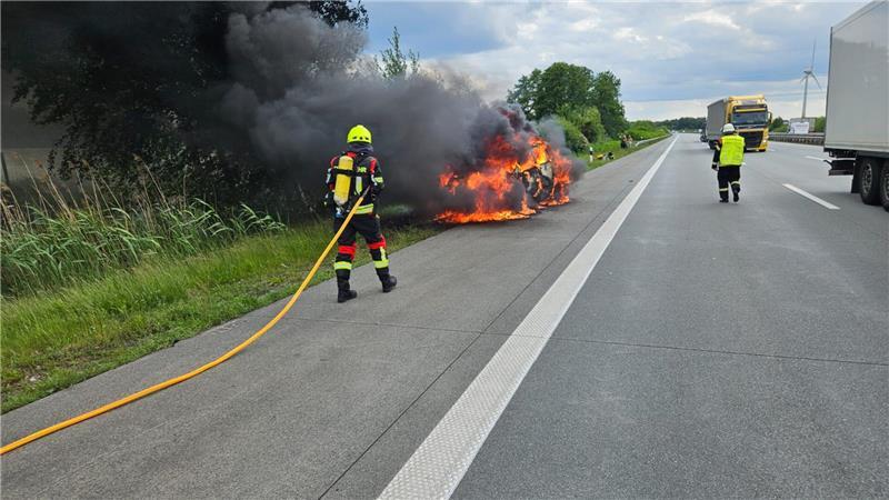 Der in Vollbrand stehende Pkw auf dem Seitenstreifen der Autobahn 1.