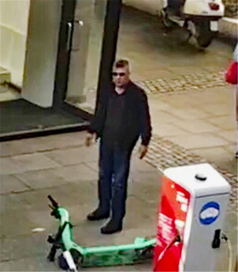 Der in dem Videoausschnitt zu sehende Mann soll an einer Straftat vor zwei Jahren beteiligt gewesen sei. Jetzt sucht die Polizei mit einem Foto nach ihm.
