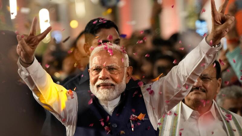Nach Wahlschlappe: Modi versucht Regierungsbildung Der indische Premierminister Narendra Modi begrüßt seine Anhänger bei der Ankunft in der Zentrale der Bharatiya Janata Party (BJP).
