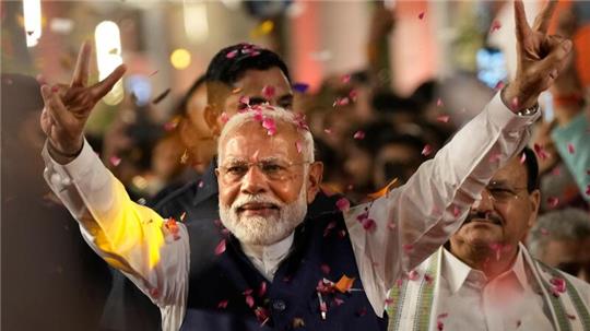Der indische Premierminister Narendra Modi begrüßt seine Anhänger bei der Ankunft in der Zentrale der Bharatiya Janata Party (BJP).