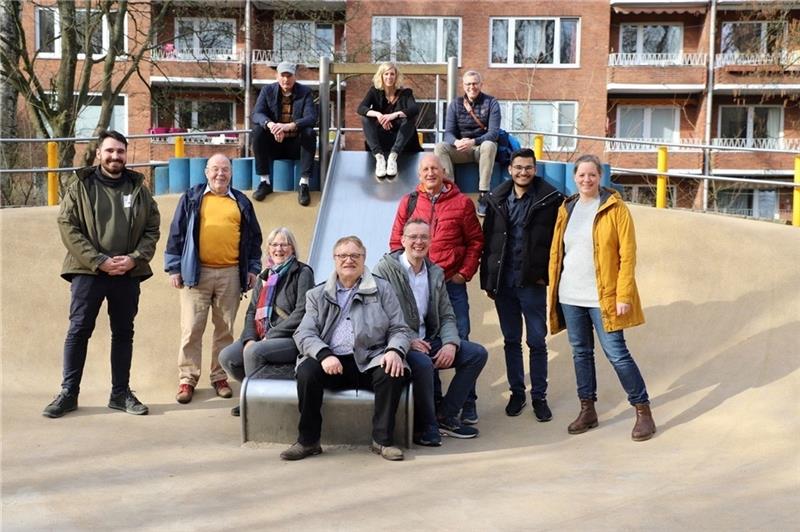 Der inklusive Spielplatz „Onkel Rudi - ein Spielplatz für alle“ in Hamburg wurde besichtigt: Tim Friederichs, Hans-Dieter Schröder, Verena Wein-Wilke, Peter Hoffmann, Martin Dickner, Harald Gooßen, Mate Sieber und Elternvertreterin Sonja Re