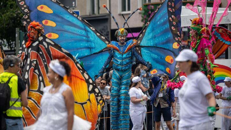 Karneval der Kulturen in Berlin Der international geprägte Straßenumzug mit Musik- und Tanzgruppen zieht Tausende Besucher an.