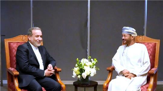 Der iranische Außenminister Abbas Araghtschi (links) ist zu Atomverhandlungen mit den USA in die Hauptstadt des Oman gereist.