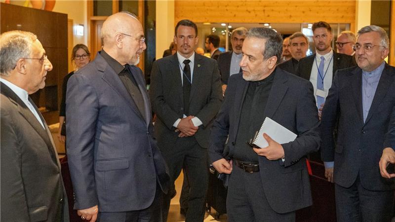 Vermittler: Iran-USA-Gespräche gehen auf Arbeitsebene weiter Der iranische Außenminister Araghtschi äußerte sich nach Abschluss der ersten Gespräche positiv.