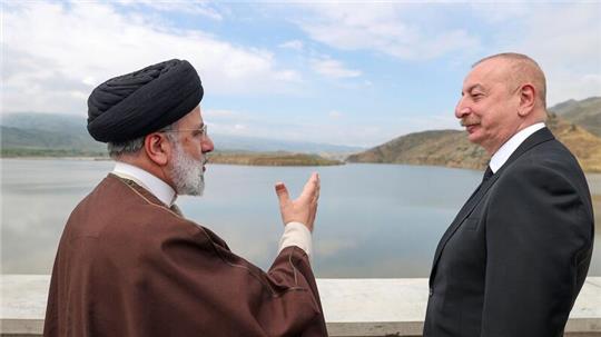 Der iranische Präsident Ebrahim Raisi (l) und sein aserbaidschanischer Amtskollege Ilham Aliyev bei der Einweihung des Staudamms von Qiz Qalasi an der iranisch-aserbaidschanischen Grenze.