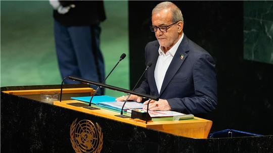 Der iranische Präsident Massud Peseschkian spricht während der 80. Sitzung der Generalversammlung der Vereinten Nationen im UN-Hauptquartier. 