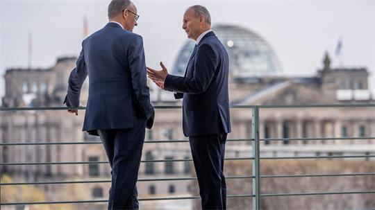 Der irische Regierungschef Micheál Martin (r) muss in den kommenden Monaten im Haushaltsstreit vermitteln. Kanzler Merz gibt sich bislang allerdings nicht besonders kompromissbereit. (Archivbild)