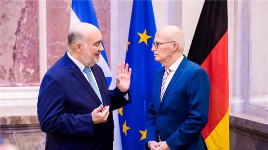 Der israelische Botschafter Ron Prosor (l) im Gespräch mit Hamburgs Erstem Bürgermeister Peter Tschentscher.