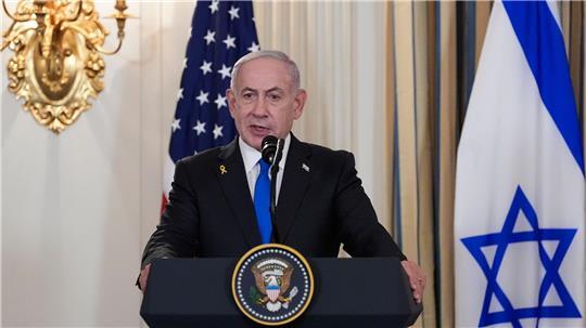 Der israelische Ministerpräsident Benjamin Netanjahu spricht während einer Pressekonferenz mit US-Präsident Trump im State Dining Room des Weißen Hauses. 