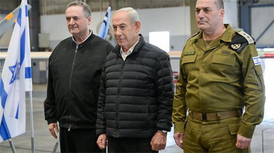 Der israelische Ministerpräsident Benjamin Netanjahu (M) besucht den Luftwaffenstützpunkt Palmachim in Begleitung des israelischen Verteidigungsministers Israel Katz (l) und des Generalstabschefs der IDF, Generalleutnant Ejal Zamir. (Archivbild)