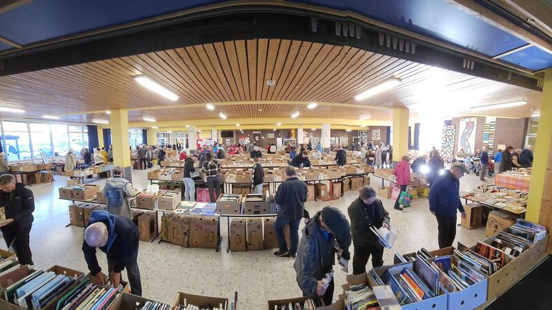 Der jährliche Bücherflohmarkt in Freiburg lädt immer wieder Besucher zum Stöbern ein.