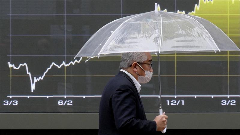 Der japanische Leitindex Nikkei 225 ist mit leichten Kursverlusten in die Handelswoche gestartet. (Archivbild)