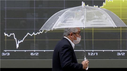 Der japanische Leitindex Nikkei 225 ist mit leichten Kursverlusten in die Handelswoche gestartet. (Archivbild)
